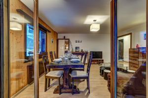 uma sala de jantar com mesa e cadeiras em Appartement Rocailles 7 em La Tzoumaz