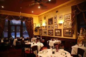 A restaurant or other place to eat at Tamasha Hotel 