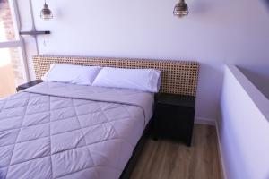 A bed or beds in a room at Apartamentos BocairentHomes, en pleno centro de Bocairent, con pequeña piscina y parking privado
