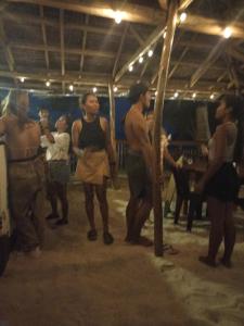 un gruppo di persone che se ne stanno in piedi in una stanza di Lagkaw Siargao Villas a General Luna