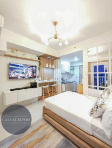 1 Schlafzimmer mit einem großen Bett und einer Küche in der Unterkunft Wooden Aesthetic Fully Furnished Studio at INSPIRIA in Davao City