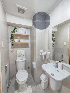 ein Badezimmer mit einem weißen WC und einem Waschbecken in der Unterkunft Wooden Aesthetic Fully Furnished Studio at INSPIRIA in Davao City