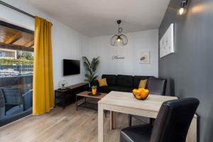 een woonkamer met een tafel en een bank bij Apartments in Porec - Istrien 43009 in Poreč