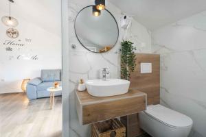een badkamer met een wastafel, een toilet en een spiegel bij Apartments in Porec - Istrien 43009 in Poreč