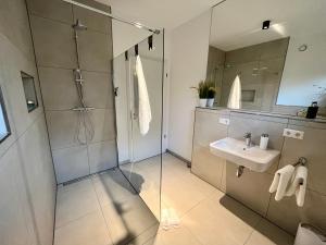 Vonios kambarys apgyvendinimo įstaigoje NEU! Feriendomizil TraumZeit 2 mit Sauna & Garten