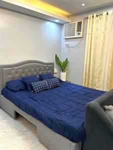 Tempat tidur dalam kamar di Racky's Condotel - STUDIO TYPE WITH HOTEL VIBE