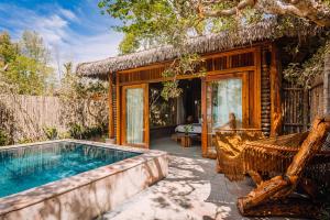 ein Resort mit Pool und Haus in der Unterkunft Ocean Bay Resort & Spa Phu Quoc in Phu Quoc