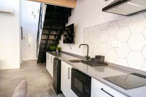 A kitchen or kitchenette at Apartamentos BocairentHomes, en pleno centro de Bocairent, con pequeña piscina y parking privado