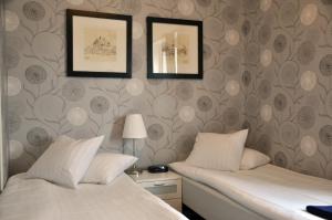 Letto o letti in una camera di Strand Hotell