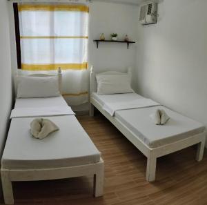 Posteľ alebo postele v izbe v ubytovaní Island Hop Inn