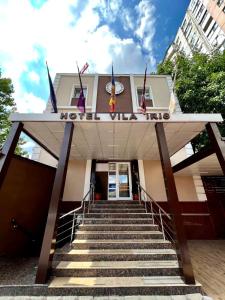 ein Gebäude mit einer Treppe vor einem Gebäude in der Unterkunft Vila Iris in Chişinău