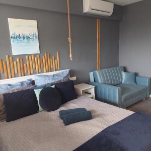 haJÓ Apartman في كيزتيلي: غرفة معيشة بها سريرين وأريكة