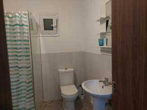 y baño con aseo y lavamanos. en White house 3 bedroom City Center en Limassol
