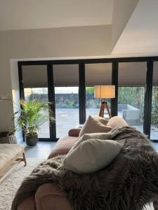uma sala de estar com um sofá e uma grande janela em Brand New Listing - The Honey Pot in Stanton em Stanton