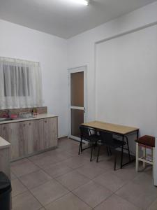 Zimmer mit einem Tisch, Stühlen und einem Fenster in der Unterkunft White house 3 bedroom City Center in Limassol