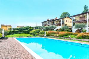una piscina frente a un edificio en Poggio Picedo P1-32 by Wonderful Italy, en Polpenazze del Garda