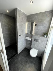 ein kleines Bad mit WC und Waschbecken in der Unterkunft Comfortable Apartment in Weener
