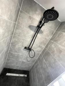 eine Dusche mit Duschkopf im Bad in der Unterkunft Comfortable Apartment in Weener