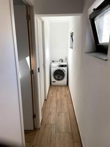 einen Flur mit Waschmaschine in einem Zimmer in der Unterkunft Comfortable Apartment in Weener