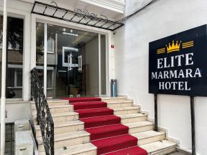 eine rote Treppe mit Teppichboden, die zu einem Hotel führt in der Unterkunft Elite Marmara Bosphorus&Suites in Istanbul