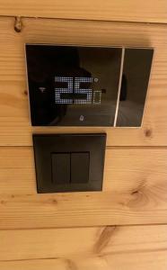 Elle comprend une petite télévision dans une armoire en bois. dans l'établissement National Park Sauna Retreats - Villa 68 Pines, à Kaluđerske Bare