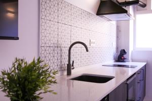 A kitchen or kitchenette at Apartamentos BocairentHomes, en pleno centro de Bocairent, con pequeña piscina y parking privado