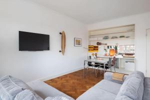 a living room with a couch and a table at Cozy Stay Rotterdam City in Rotterdam
