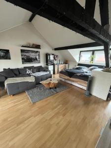 een woonkamer met een bank en een tafel bij Apartment Gartenblick in Alsdorf