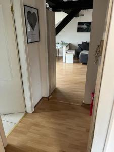 een open hal met een kamer met een houten vloer bij Apartment Gartenblick in Alsdorf