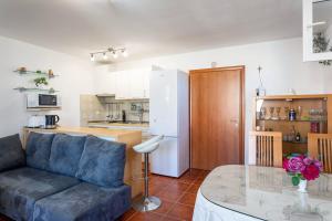 Η κουζίνα ή μικρή κουζίνα στο Apartment Zara Supetar
