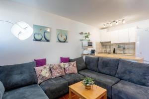 sala de estar con sofá y mesa en Apartment Zara Supetar, en Supetar