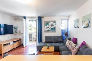 Μια τηλεόραση ή/και κέντρο ψυχαγωγίας στο Apartment Zara Supetar +23 φωτογραφίες