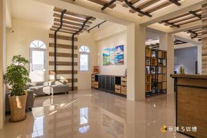 a living room with a couch and a table at Tie Zhi Road B&B in Taitung City