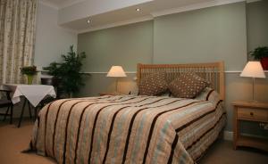 A bed or beds in a room at Tamasha Hotel 