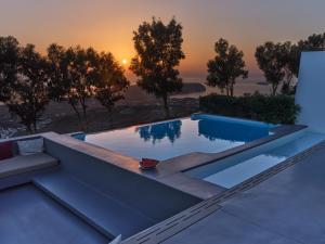 Bazén v ubytování Santorini Heights nebo v jeho okolí