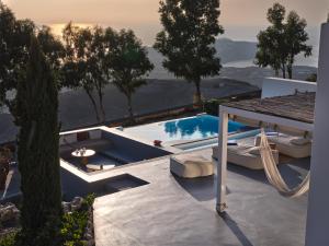 Bazén v ubytování Santorini Heights nebo v jeho okolí