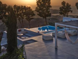 Bazén v ubytování Santorini Heights nebo v jeho okolí
