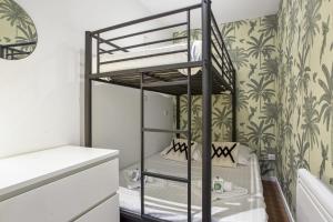 Poschodová posteľ alebo postele v izbe v ubytovaní Nice apartment in the center of Biarritz - Welkeys