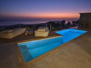 Bazén v ubytování Santorini Heights nebo v jeho okolí