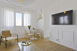 Televízia a/alebo spoločenská miestnosť v ubytovaní Nice apartment in the center of Biarritz - Welkeys