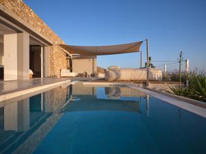 Bazén v ubytování Santorini Heights nebo v jeho okolí