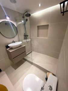La salle de bains est pourvue d'un lavabo, de toilettes et d'un miroir. dans l'établissement Ocean View Skyline Apartment ‚Hakuna Matata‘, à Albufeira