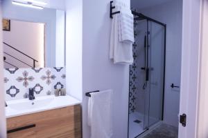 A bathroom at Apartamentos BocairentHomes, en pleno centro de Bocairent, con pequeña piscina y parking privado