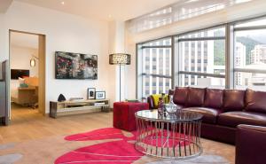 Area tempat duduk di Hotel Indigo Hong Kong Island by IHG