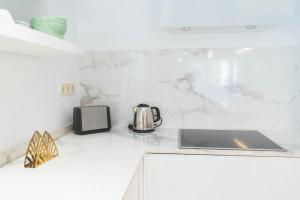 een keuken met een aanrecht met een koffiepot erop bij Precioso Apartamento 3hab. cerca de Puerto Banus in Marbella