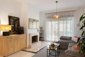 een woonkamer met een bank en een open haard bij Precioso Apartamento 3hab. cerca de Puerto Banus in Marbella