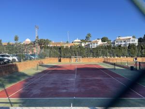 Tenis alebo squash v ubytovaní Dona Lola Patricia - Spacious 3 bedroom top floor apartment with uninterrupted sea views - Only a few meters to Calahonda beach - Costa del Sol - CS188 alebo jeho okolí