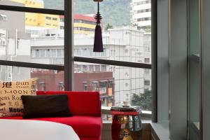 Tempat tidur dalam kamar di Hotel Indigo Hong Kong Island by IHG