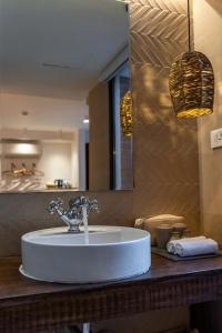 y baño con lavabo y espejo. en The Nanee, en Bhaktapur