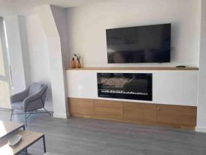 TV a/nebo společenská místnost v ubytování Casa dos Alén